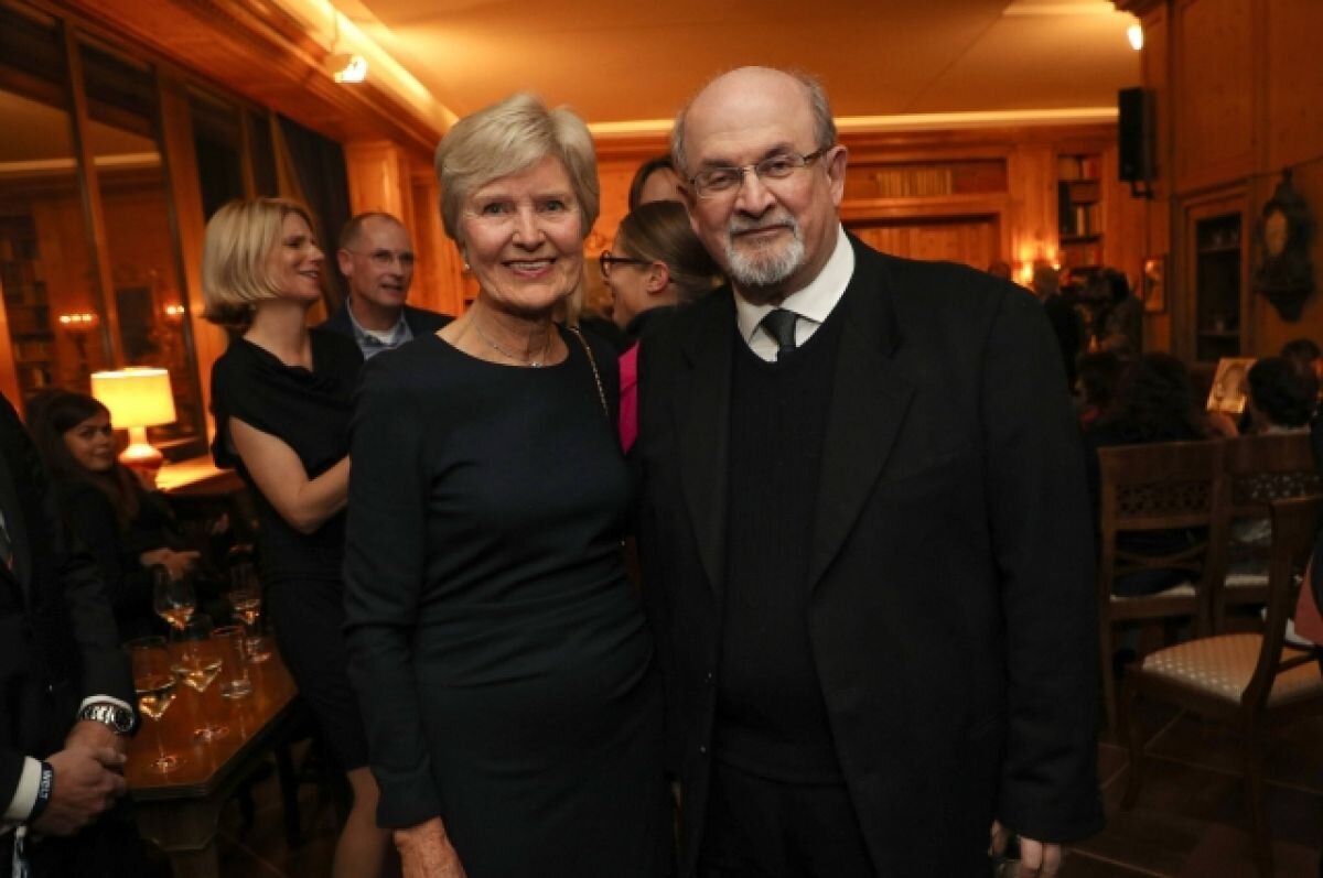    В США напали на писателя Салмана Рушди