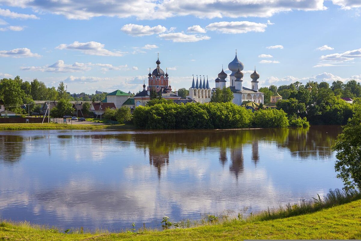 Тихвинский монастырь в Тихвине зима