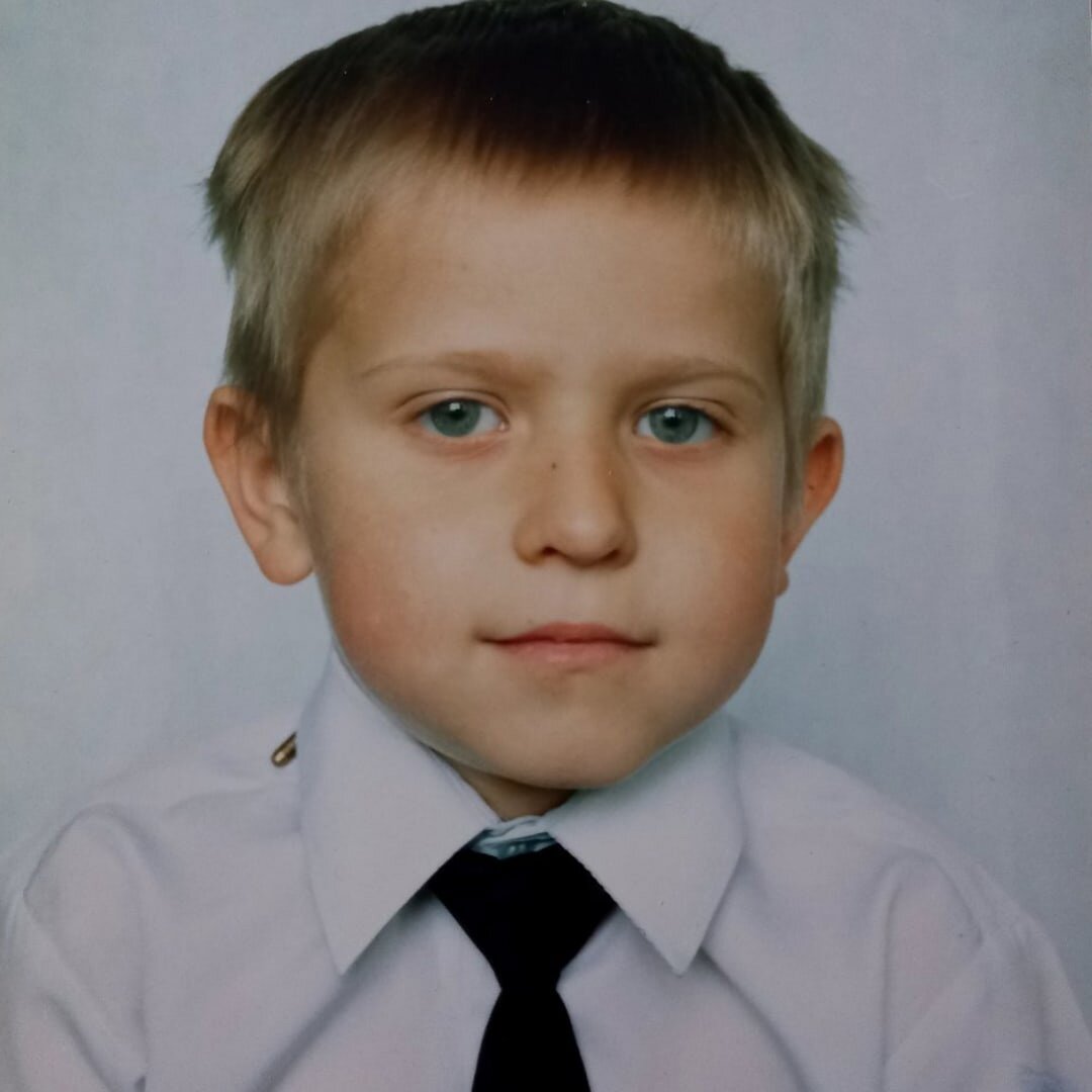 Это я где-то в первом классе, ещё не подозреваю, что буду когда-то связан с музыкой