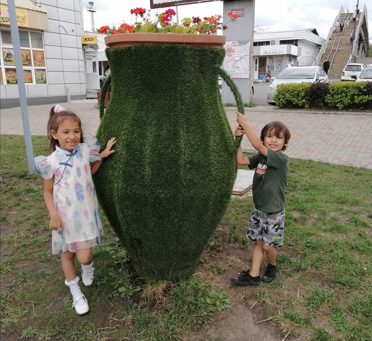 Диана и Норман исследуют город в первый день приезда