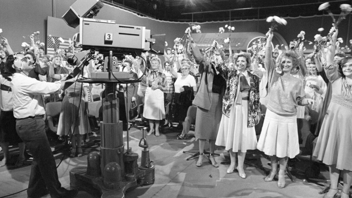 Фото: Участницы телемоста Ленинград-Бостон «Женщины говорят с женщинами» в телевизионной студии / ТАСС / Юрий Белинский