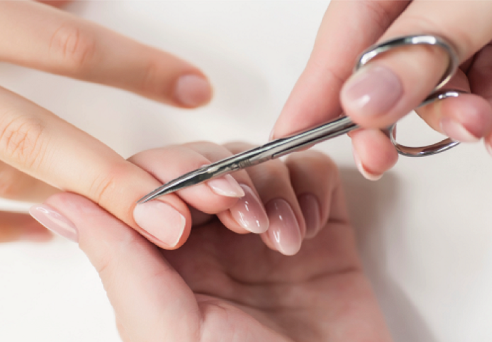 Кутикулу нужно обрезать ножницами, а не кусачками