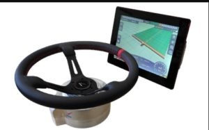 Комплект автопилота, который НПО автоматики поставляет производителям сельхозтехники, состоит из терминального устройства, контроллера, подруливающего устройства и комплекта кабелей. Система позволяет технике двигаться по заранее установленной траектории. Искусственный интеллект обеспечивает безопасное движение транспорта с оптимальными скоростями и минимизирует, либо полностью исключает, человеческий фактор в части удержания курса. Предприятие обладает мощностями по производству до 3 тысяч таких комплектов в год.