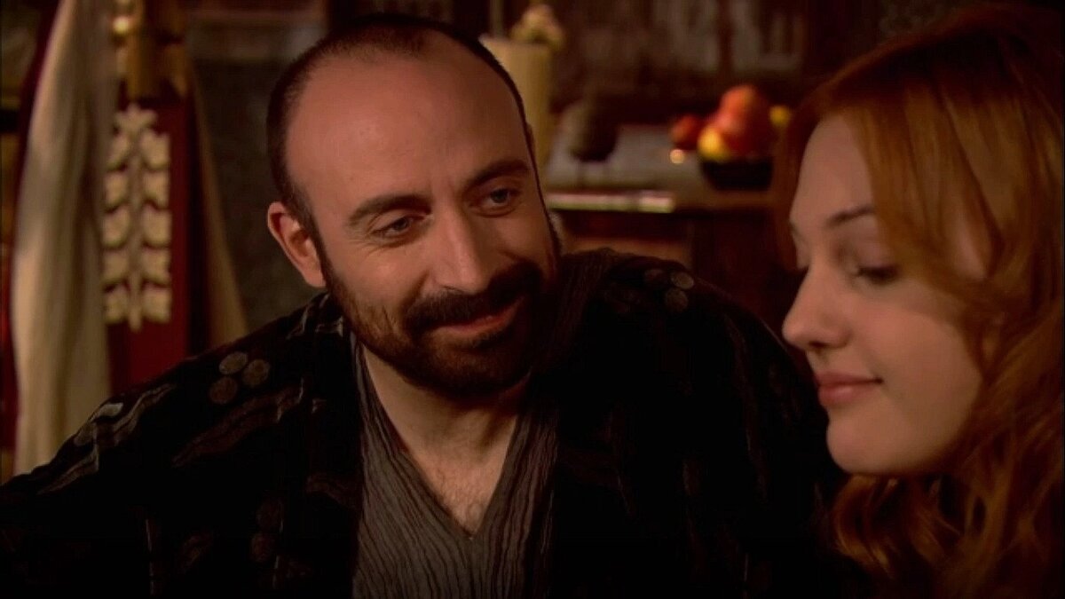 Авторский скрин в обработке. Между Сулейманом и Хюррем настоящая любовь. Повелитель счастлив, что всё обошлось