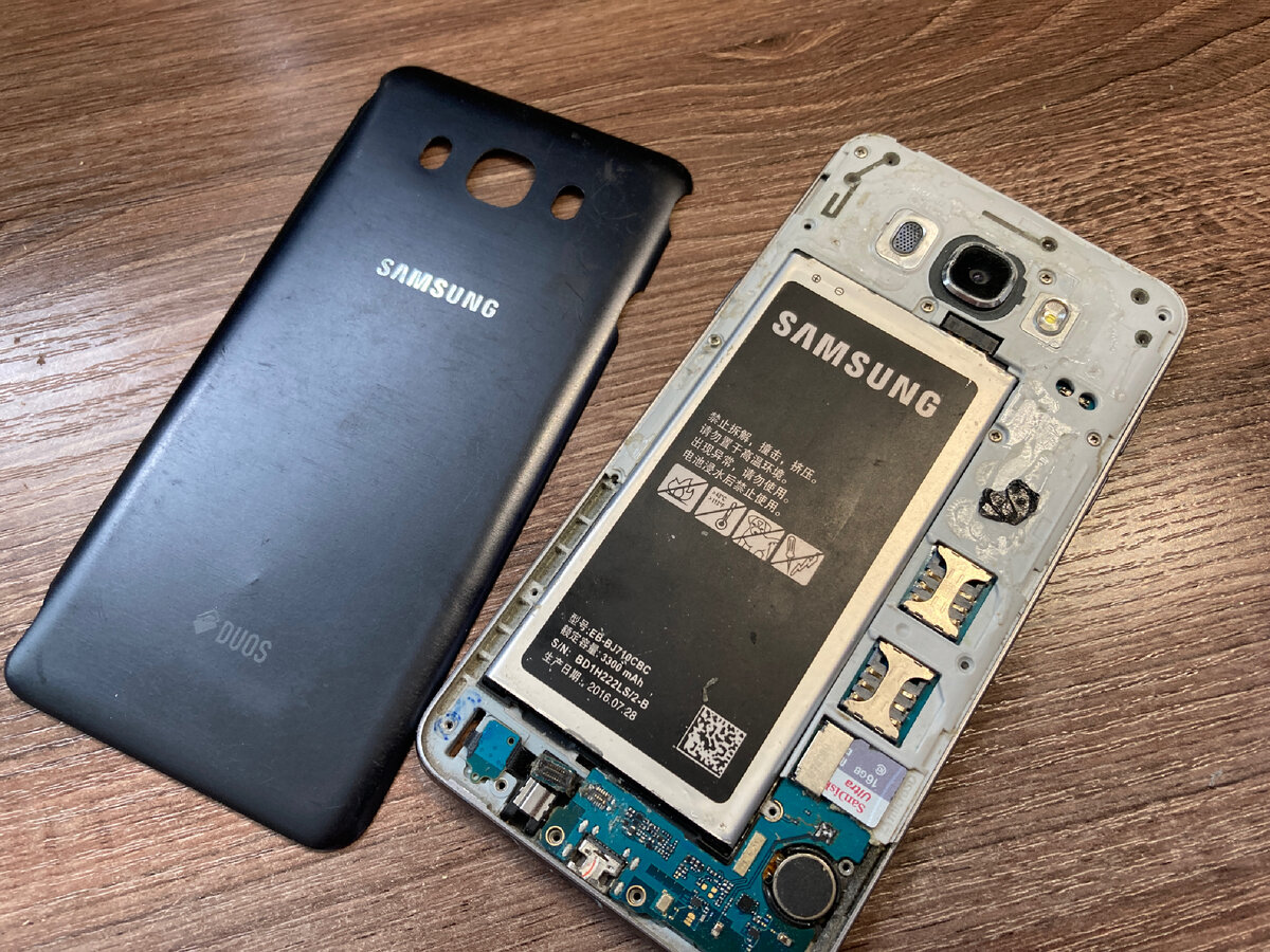 И да задняя крышка не держится в креплениях,поэтому и лежит в стороне.