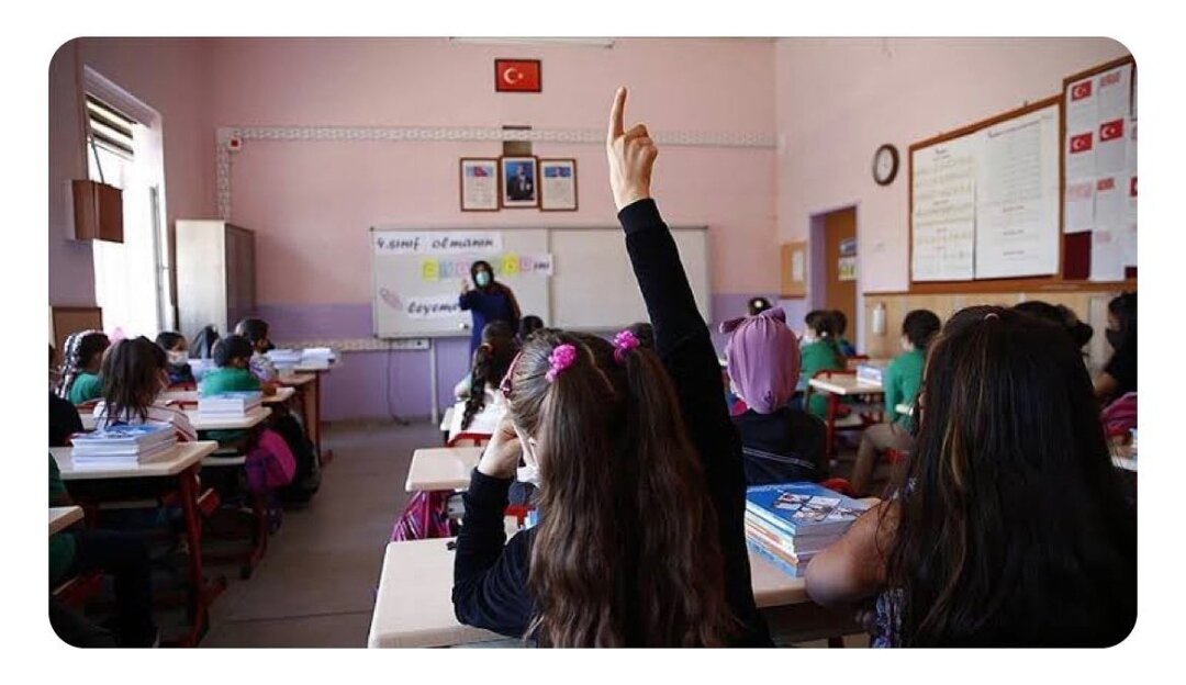 Кстати, в Турции дети в школе тянут руку с вытянутым указательным пальцем.