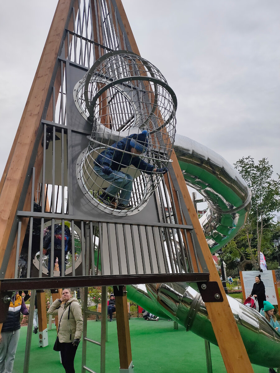 Детская площадка в сквере на Олонецком проезде. Фото автора - Артюхов Д.
