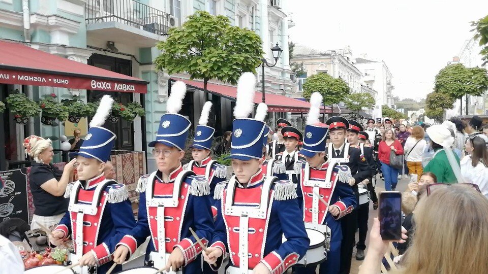     Барабанщики строем прошли по Соборному. Артур СЕЛИМОВ