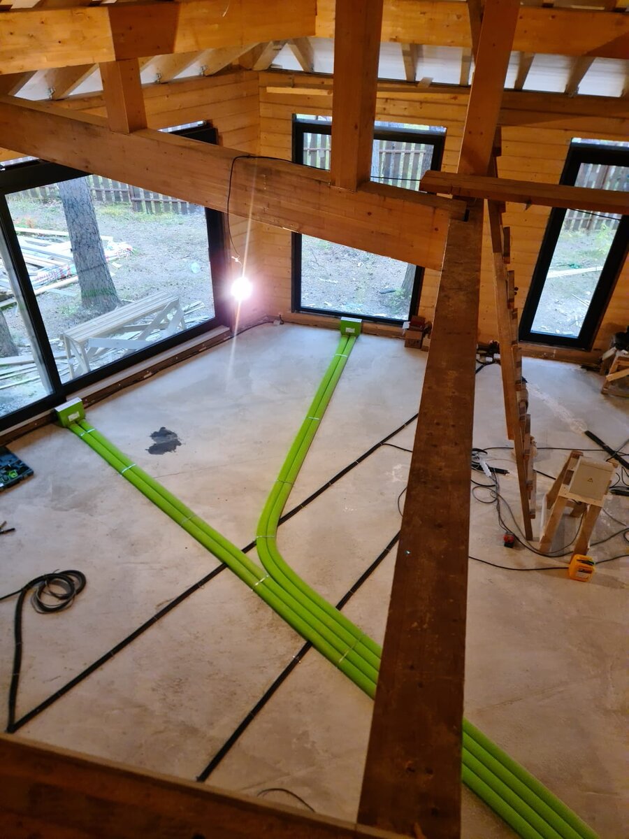 Овальные воздуховоды в стяжке пола следуют до адаптеров напольных решеток. Гостиная