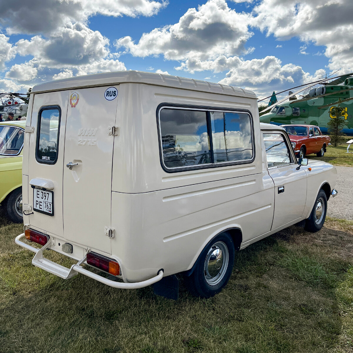 От обычного ИЖ-2715 он отличается, в первую очередь, грузо-пассажирским отсеком.