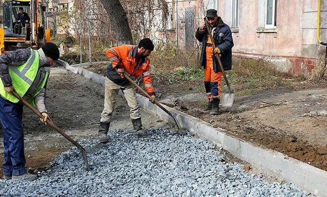 В мае, во двор злополучной двухэтажки заехали бульдозеры и экскаваторы. (фото из свободных источников)