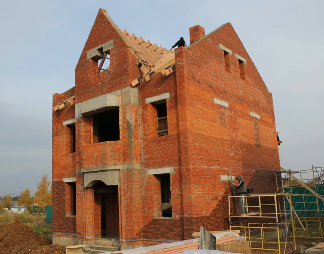 НЕДОСТРОЕНЫЙ ДОМ ИЗ КИРПИЧА