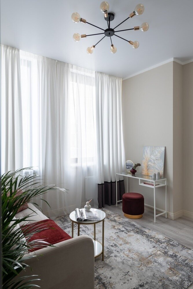 Помимо зоны отдыха в гостиной предусмотрели место для ухода за собой и организовали рабочую зону в нише.