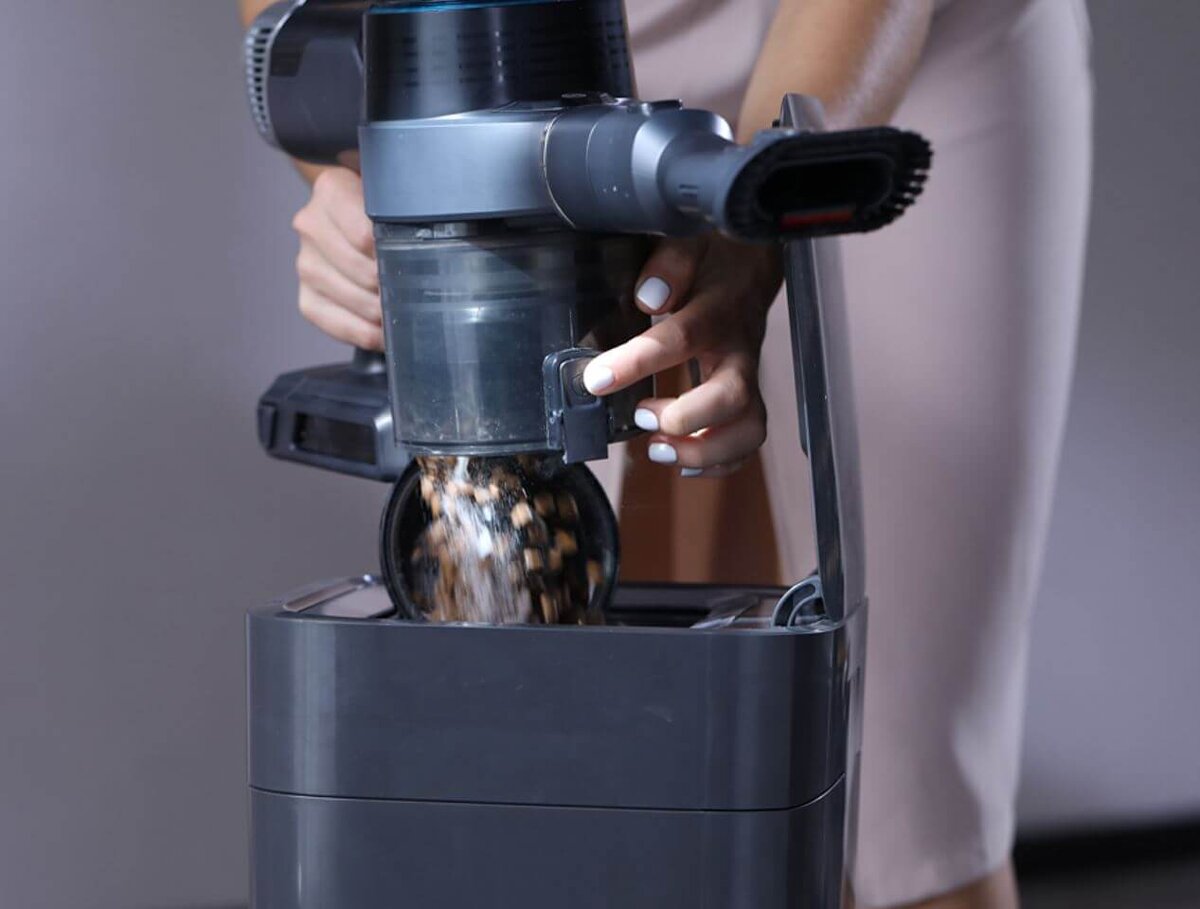    Очищать пылесборник от мусора очень просто