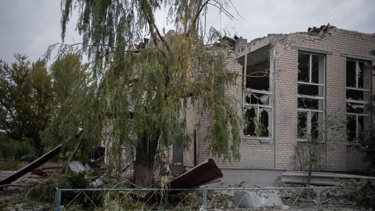    Частично разрушенное в результате обстрела ВСУ здание школы в Рубежном© РИА Новости / Валерий Мельников