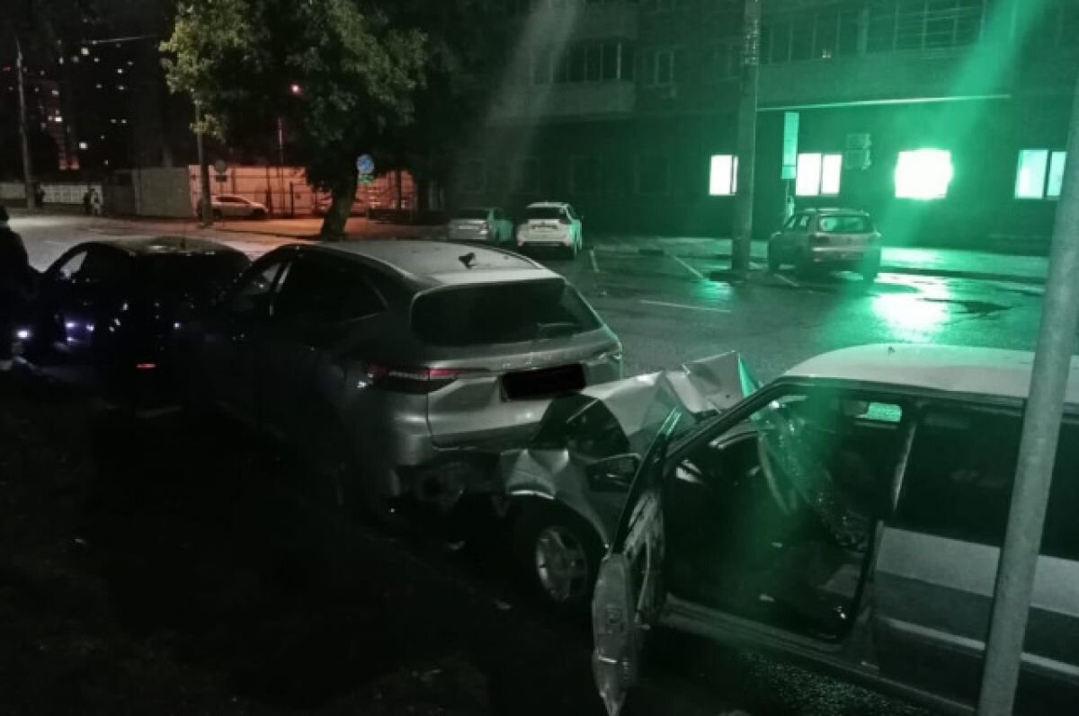    В Воронеже парень и девушка на легковушке врезались в стояший автомобиль