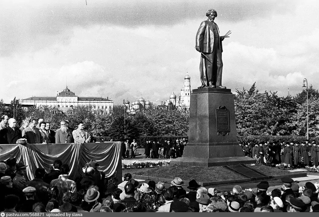 Памятник репину москва болотная набережная фото История Болотной площади AR.MOSCOW Дзен