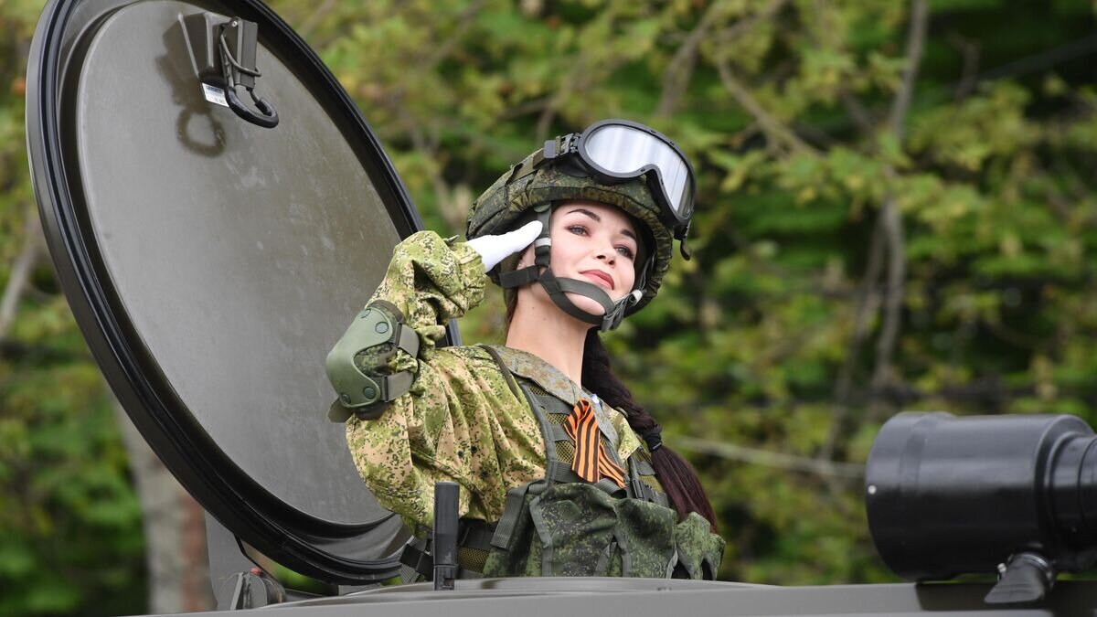    Военнослужащий на военном параде в Севастополе, посвященном 74-й годовщине Победы в Великой Отечественной войне© РИА Новости / Илья Питалев