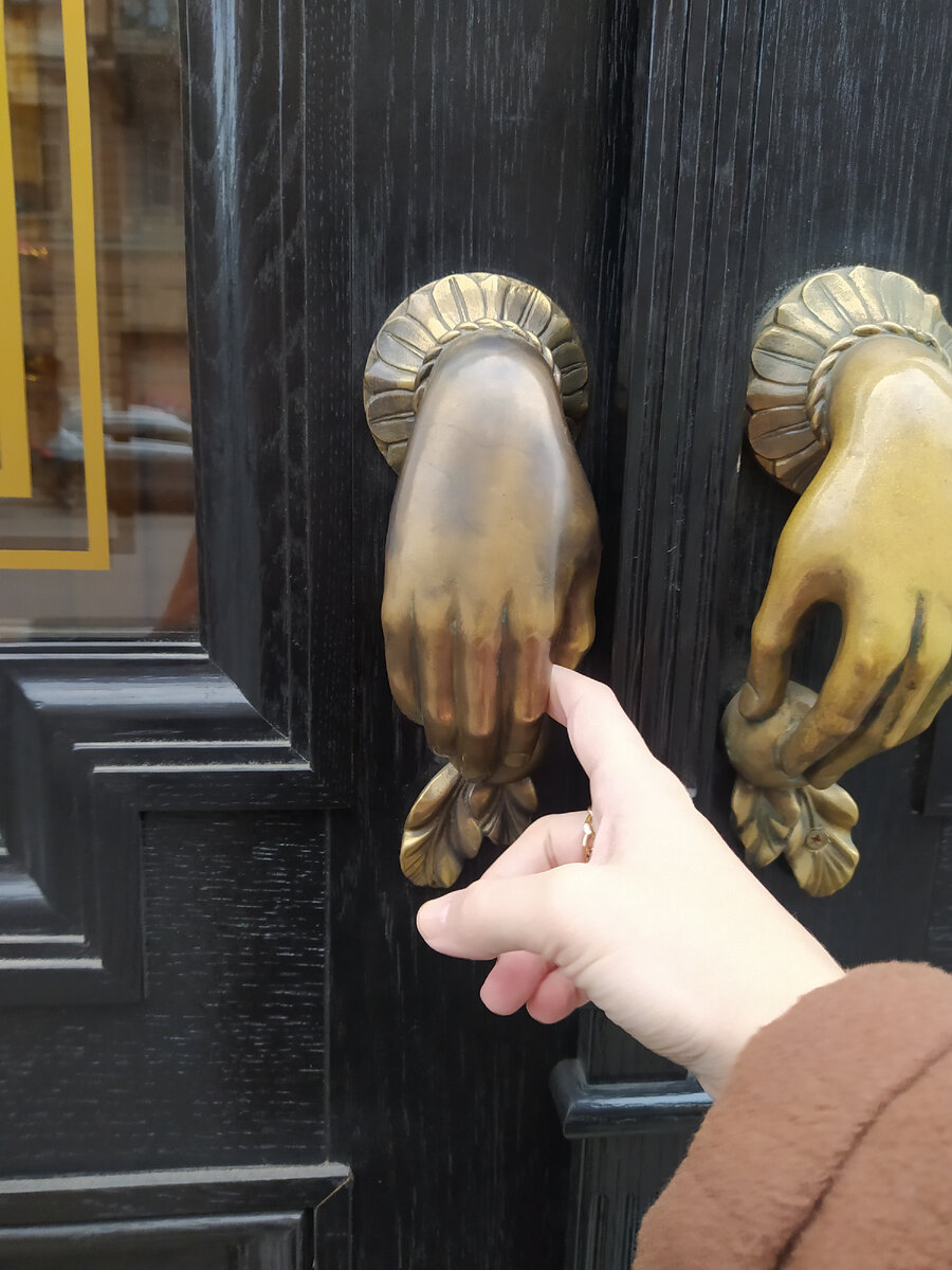 Бесцеремонно хватаю за руку незнакомую дверь