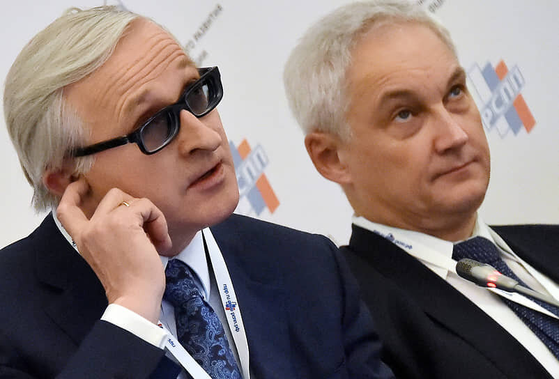 Первый вице-премьер Андрей Белоусов (справа) поручил ведомствам адаптировать регуляторику к «мобилизационным» запросам возглавляемого Александром Шохиным РСПП и других деловых объединенийФото: Анатолий Жданов, Коммерсантъ