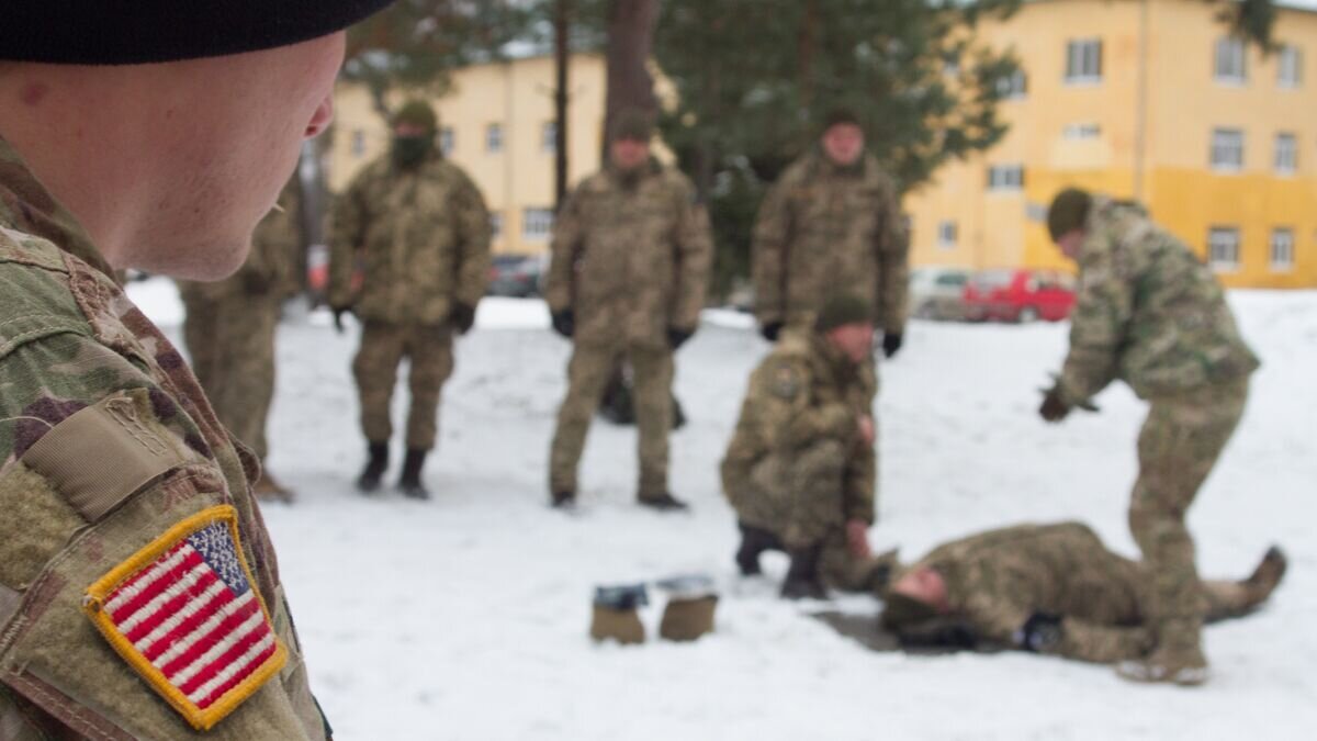    Американский военный наблюдает за тренировкой солдат ВСУ на Яворовском полигоне во Львовской области© Фото : U.S. Army / Sgt. Alexander Rector