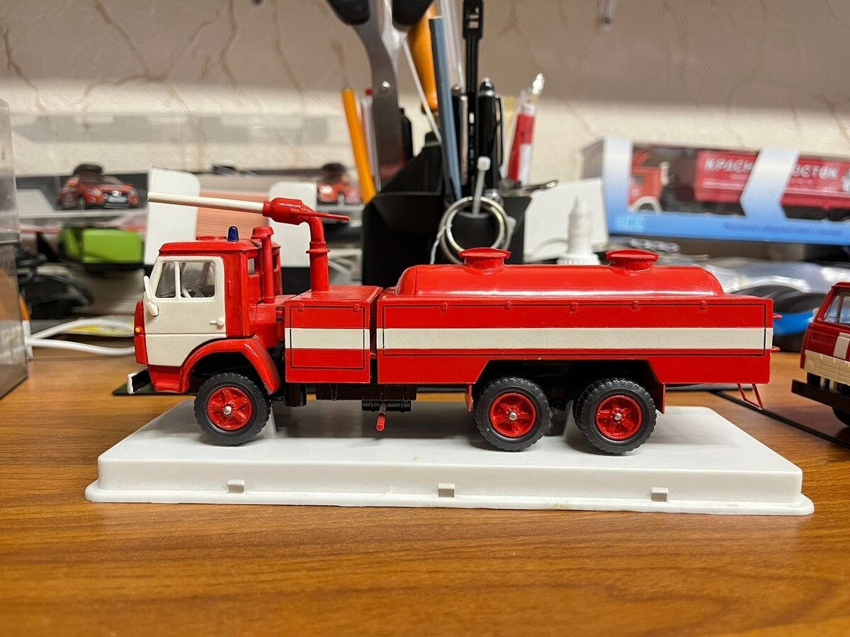 Надстройка бочки выполнена из картона. 