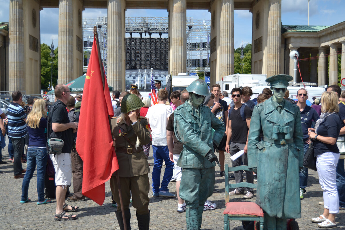 "...он заканчивается у Бранденбургских ворот..."