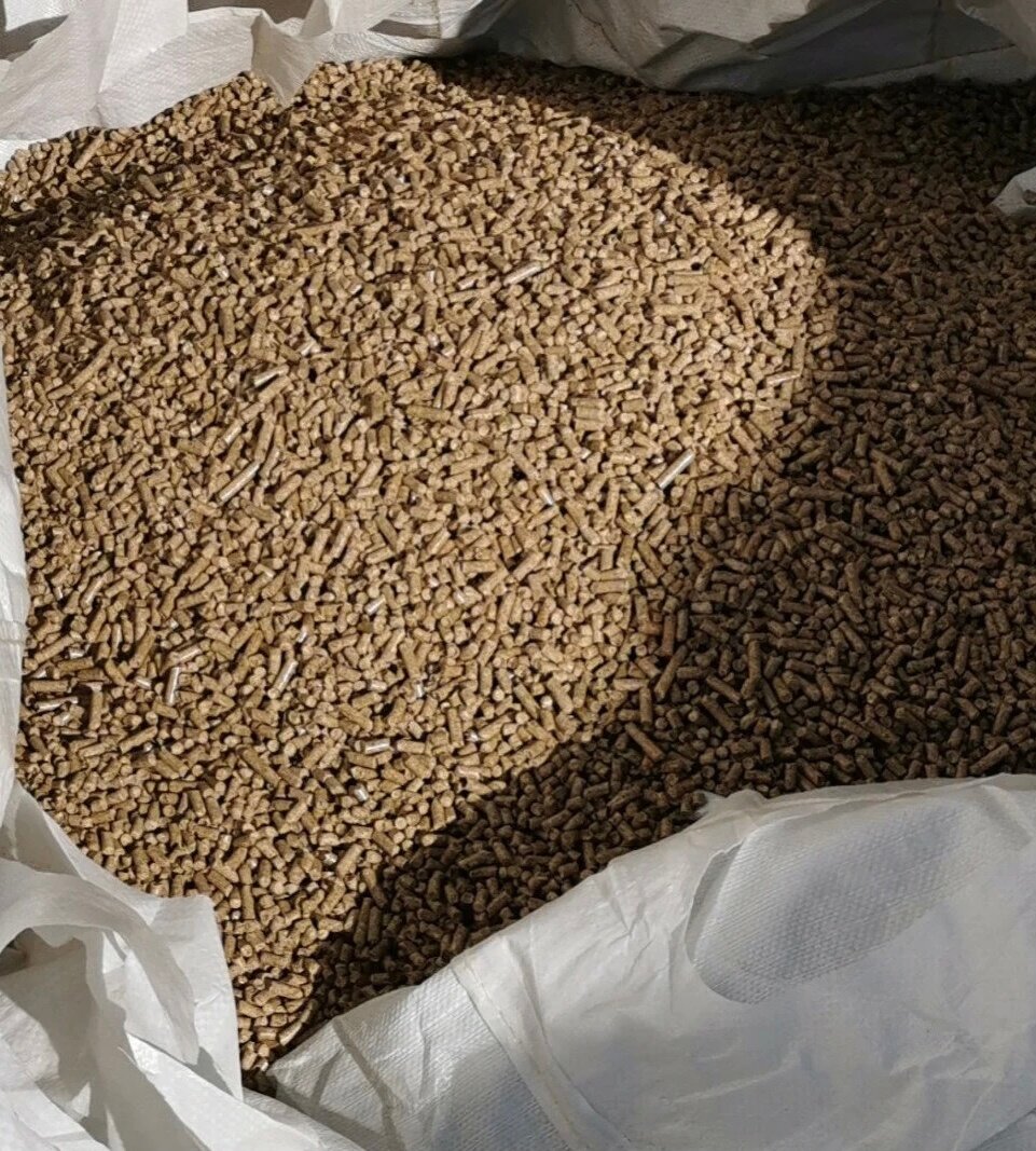 Древесные топливные гранулы - пеллеты - используются в котельных и на электростанциях для получения энергии. Также могут использоваться в качестве подстилки и туалетов для животных.