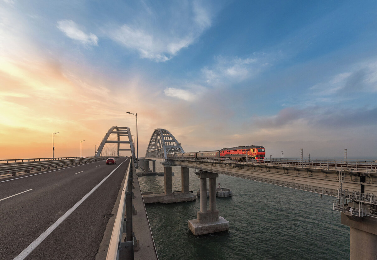 Поезд на Крымском мосту // Фото: пресс-служба компании «Гранд Сервис Экспресс» 