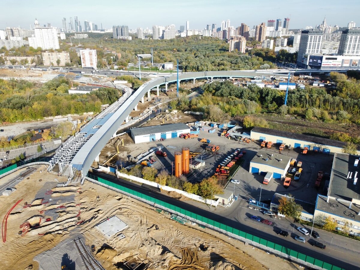 📷 1: Общий план на стройплощадку.