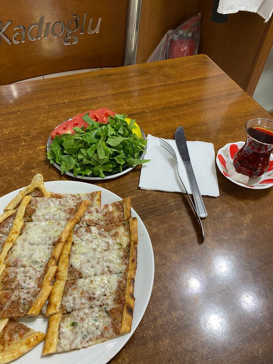 Типичный турецкий обед в кафе: за всё, что вы видите на фото, я отдала 45 лир, это примерно 160 рублей.