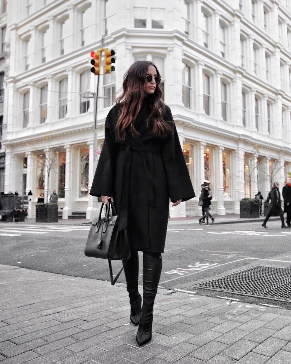 Чёрный монохромный образ. Источник фото Яндекс.Картинки 