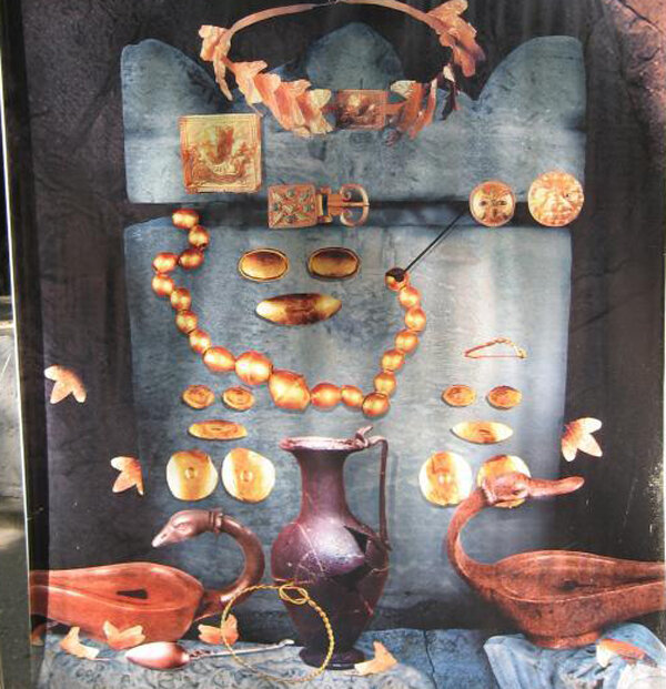 Золотые украшения из первого склепа