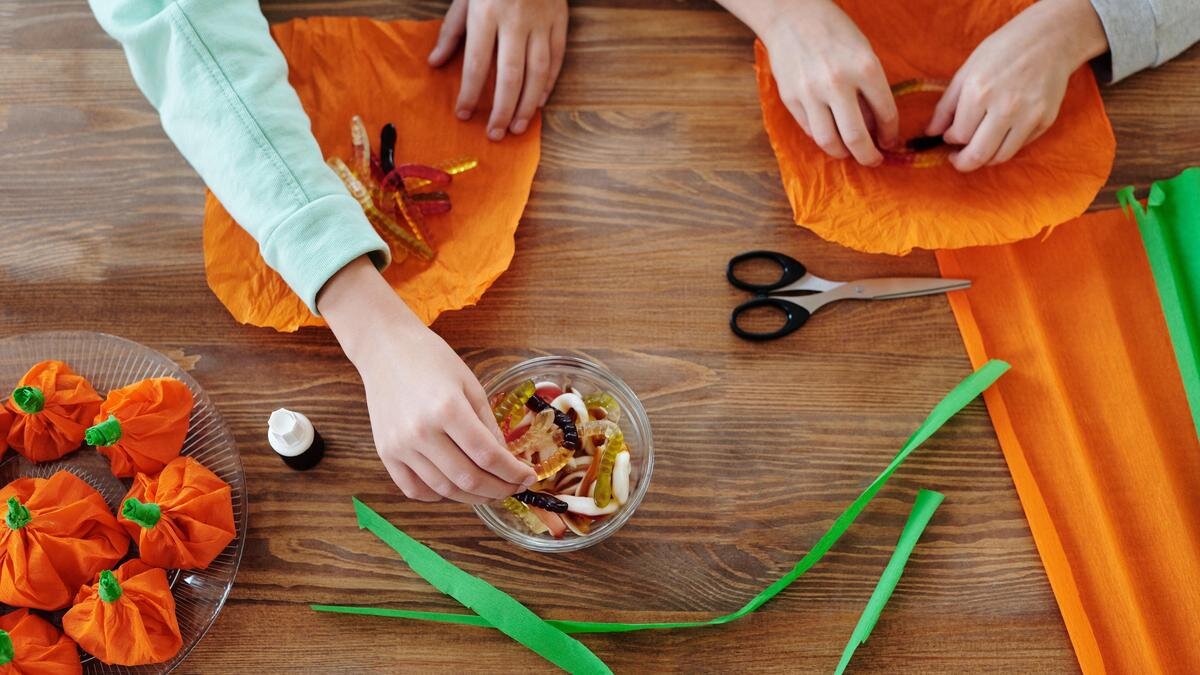    Дети делают украшения на Хэллоуин:Pexels