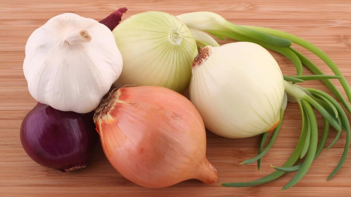 Лук и чеснок высаживают с первыми морозцами. Фото: pxhere.com