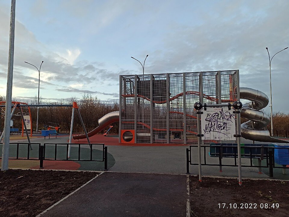     В Мурманске подростки испортили новую детскую площадку, которую открыли у дома №173 на проспекте Кольский, которую открыли около двух неделю назад. Фото: Olya Evstropova
