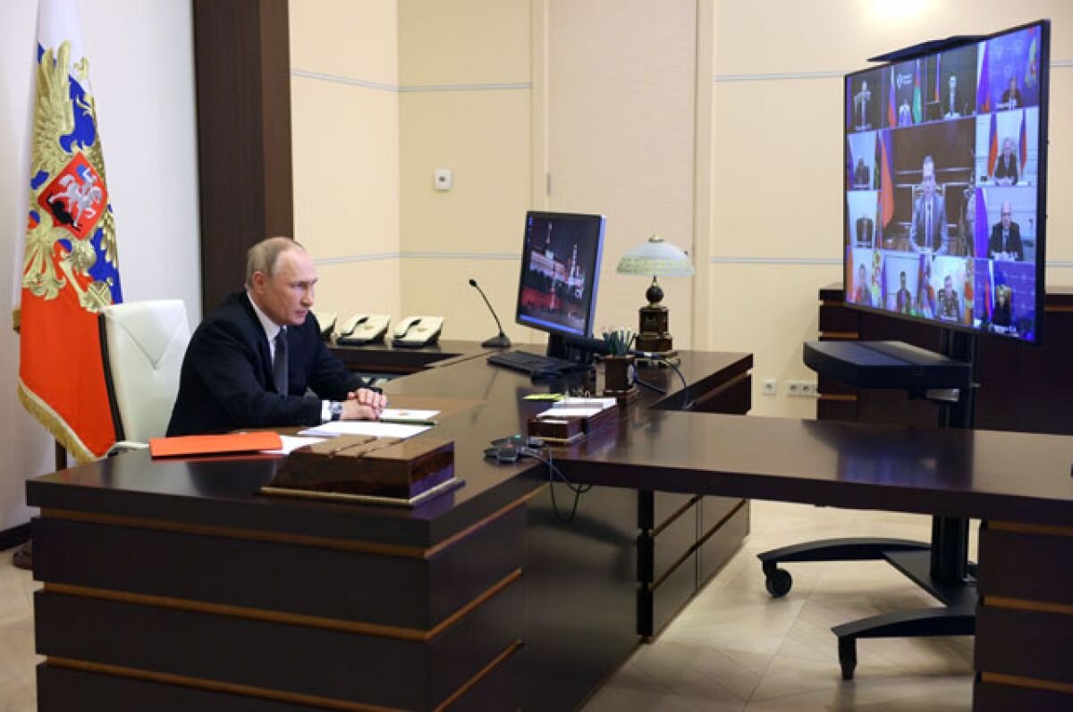    Президент РФ Владимир Путин проводит оперативное совещание с постоянными членами Совета безопасности РФ в режиме видеоконференции.