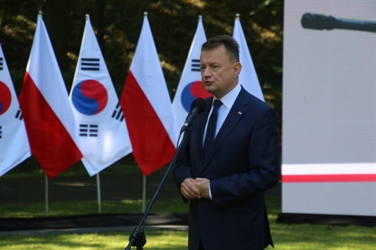 Польский вице-премьер и министр обороны Мариуш Блащак во время визита в Южную Корею в июле этого года 
