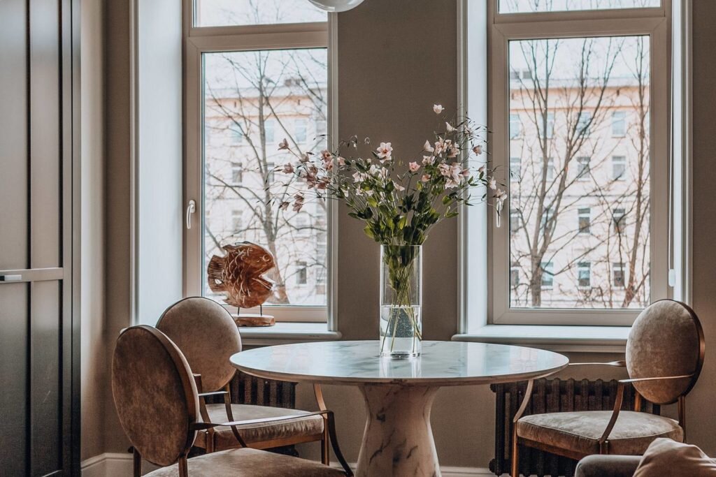 Перепланировка старого фонда. Элегантный классический интерьер квартиры с высокими потолками