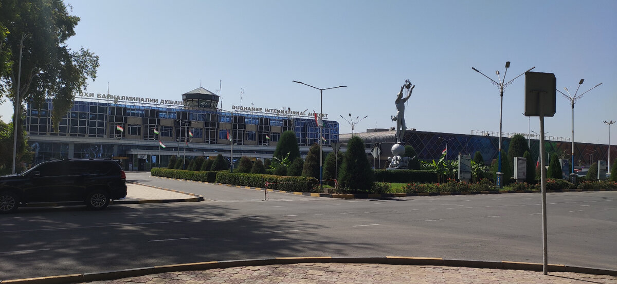 Аэропорт Душанбе. На вылет вход в Здании с правой стороны.