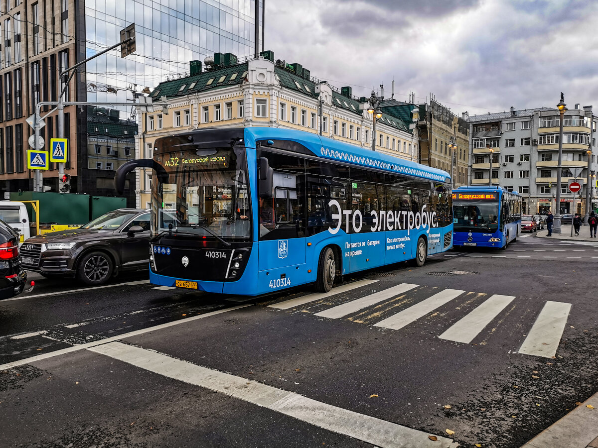 Электробус 410314 КамАЗ-6282 на площади Тверская Застава.