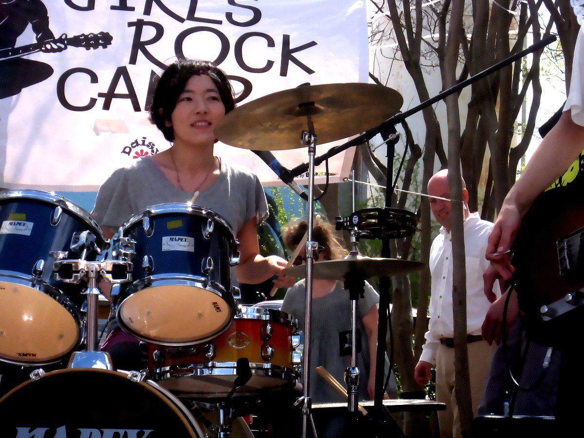 Теперь видно:) Источник: https://upload.wikimedia.org/wikipedia/commons/thumb/d/d7/Kumiko_Takahashi_Girls_Rock_2010.jpg/1200px-Kumiko_Takahashi_Girls_Rock_2010.jpg