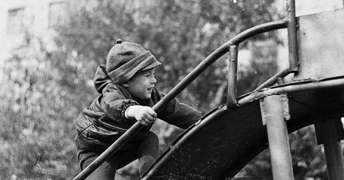 Понимая детство. Детство на стройке. Мальчик во дворечёрно-белая. Грустный мальчик СССР. Мальчишка голоштанный.