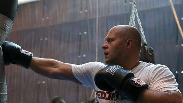     5 февраля российский боец смешанного стиля Федор Емельяненко (на фото) проведет свой последний бой в карьере. Его младший брат Александр пожелал ему легкой победы.