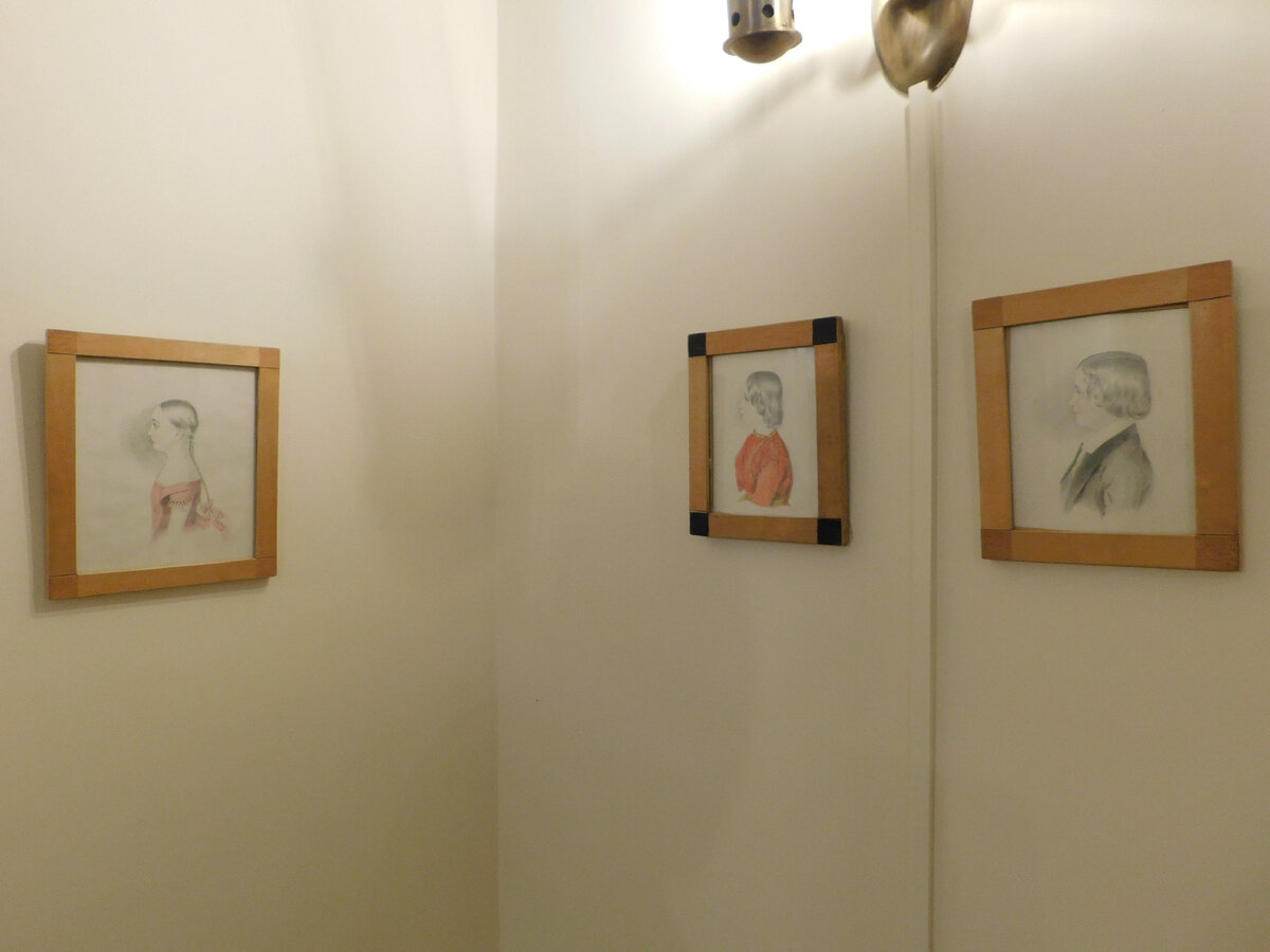 Дети поэта - крайний справа - маленький Александр Александрович Пушкин. Фото автора сделано в музее в Болдино.