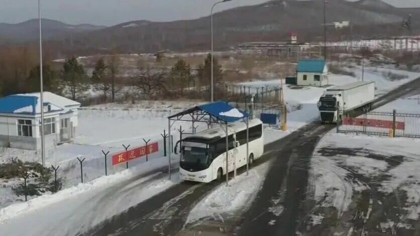     Предприимчивые китайцы выстроили бизнес на перемещениях граждан через наземные пункты пропуска в Приморье. Постепенно в этот процесс «вливаются» и жаждущие вновь посетить Китай местные жители.