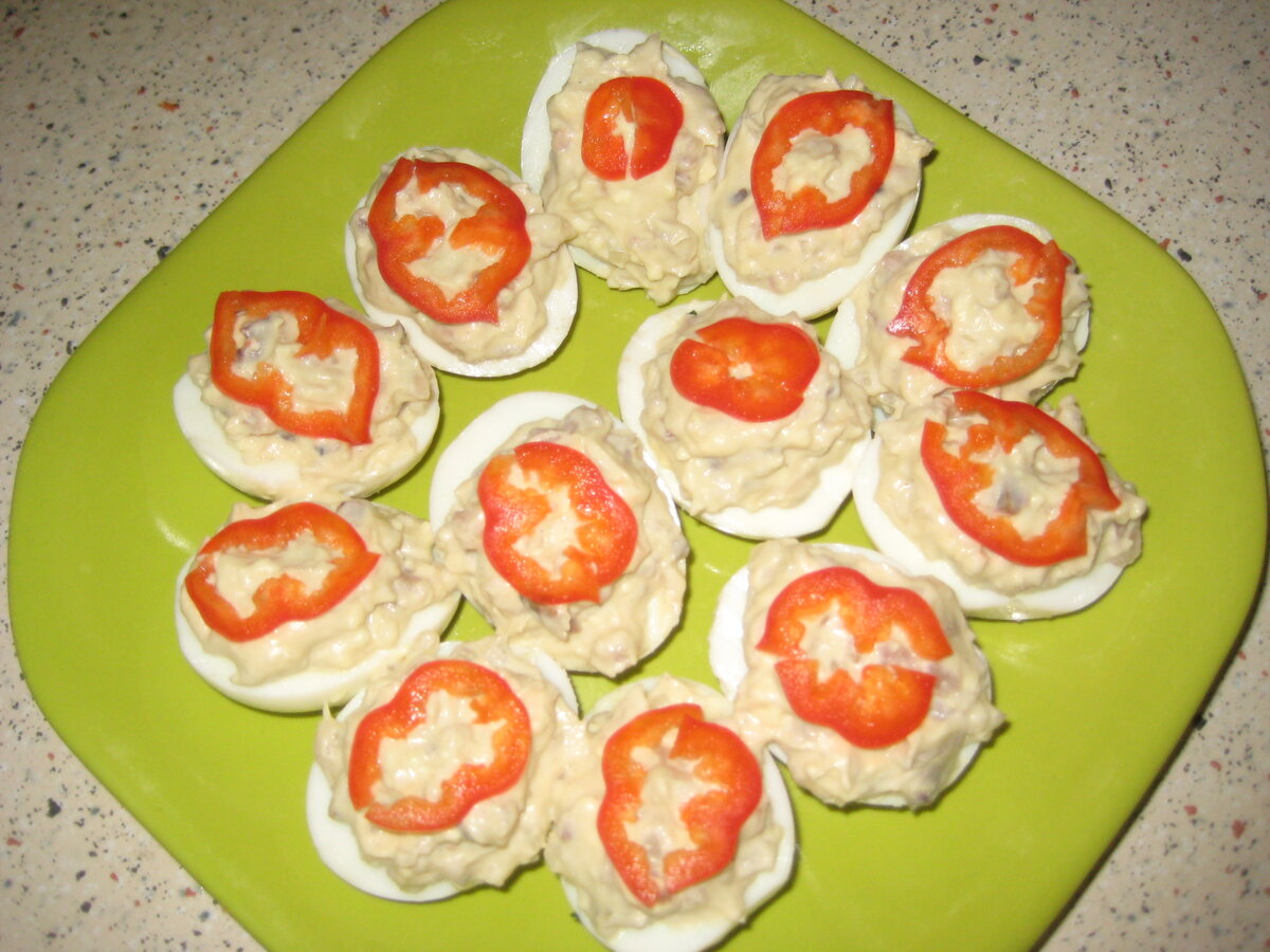 Предлагаю вам рецепт очень вкусной закуски - яйца, фаршированные сельдью.