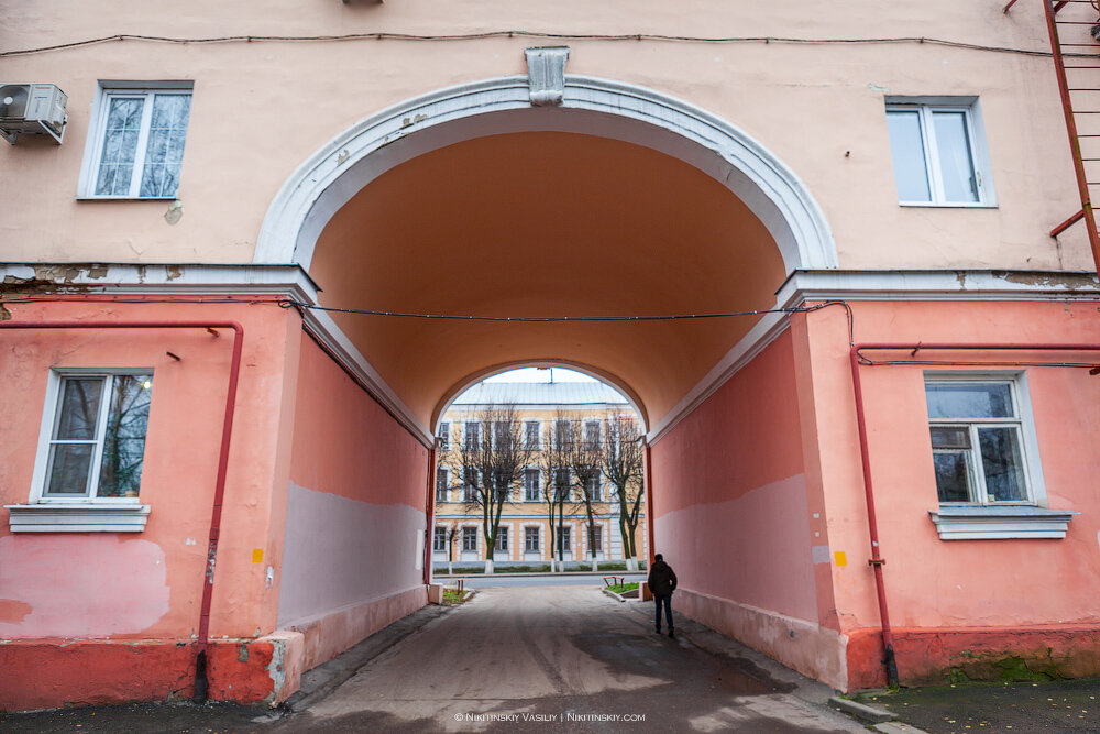 1. Не ожидал, что пост с улочками города вызовет такой неподдельный интерес у читателей со всей страны и не только.
Поэтому сегодня 2 часть бродилок с необычными деталями и историями.
Выползаю с соседней улицы на Большую Нижегородскую через одну из немногочисленных в городе арок.
Для Питера это норма, а для Владимира - редкость.

