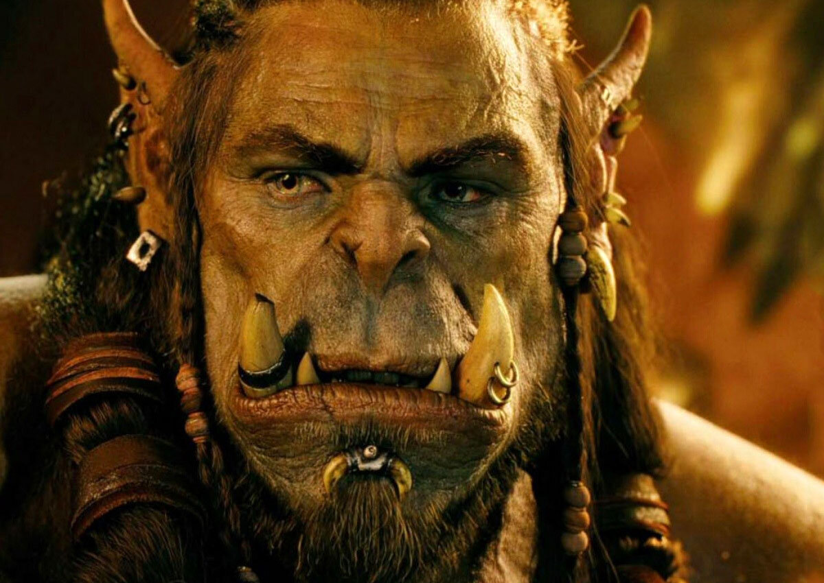  «Варкрафт» (Warcraft) — боевик-фэнтези, снятый по мотивам одноименной игры. Про игру я слышала, но в глаза не видела. Поэтому фильм смотрела как самодостаточное произведение. 
О чем фильм
Жили-были орки в своем орочьем мире, но мир приказал долго жить. Объяснили это все некоей "скверной" - плохой магией. А на деле, может перенаселение сыграло свою роль, а может и экологические проблемы. Короче, сгубили орки родную землю. На помощь приходит маг Гул’дан, который может скверной управлять. Он предлагает всем перебраться в другой, пригодный для жизни, мир, благо скверна открывает туда портал. Однако для этого нужно забрать жизни у пленных, которых собрали из других народов, населяющих землю. Орки счастливы. Сначала в портал входит отдельный орочий отряд, чтобы разведать обстановку. В составе отряда клан Северных волков во главе с вождем, честным и храбрым, Дуротаном. Дуротан также прихватил свою беременную жену, которая разродилась сразу же после перехода. А попали орки в мир людей, эльфов, гномов и, возможно, еще кого-то.

