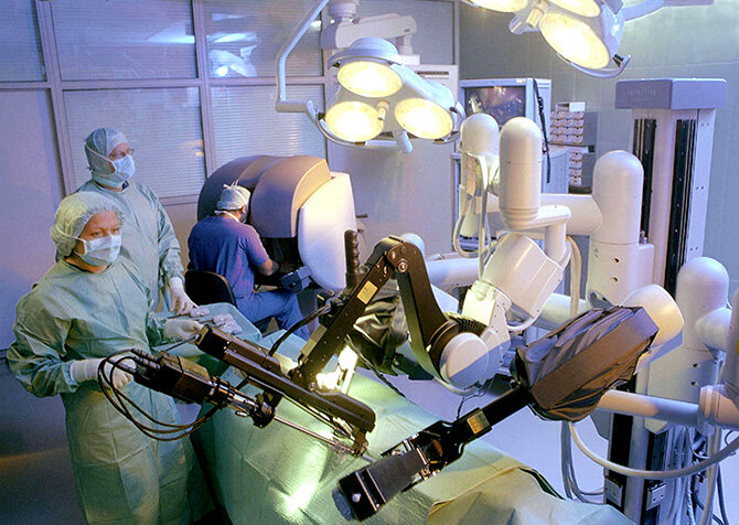 Москвичку, со сложной опухолью, прооперировал робот. Оказалось, что для подобной операции у опытных хирургов не хватает мастерства.